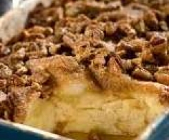 Brotauflauf mit Praline-ueberzug (Baked french toast casserole with maple syrup)