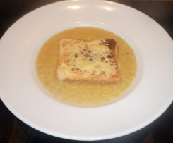 Zwiebel Suppe mit Toastbrot