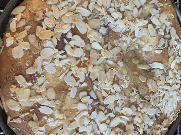 Variation Omas gedeckter Apfelkuchen aus Hefeteig (mit Apfelstrudel-Füllung)