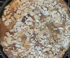 Variation Omas gedeckter Apfelkuchen aus Hefeteig (mit Apfelstrudel-Füllung)