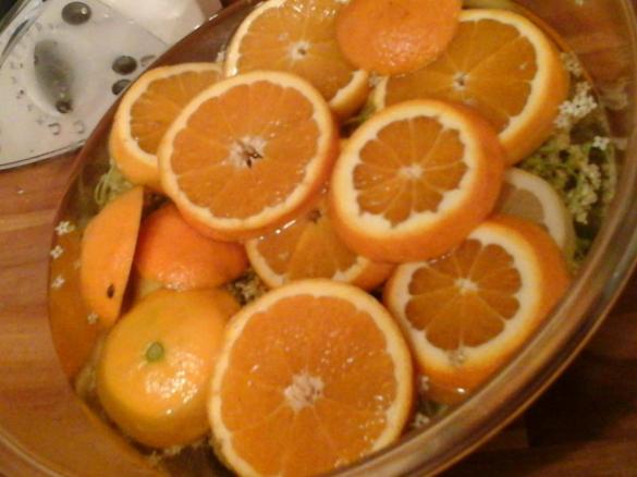 Variation von Holunderblütensirup