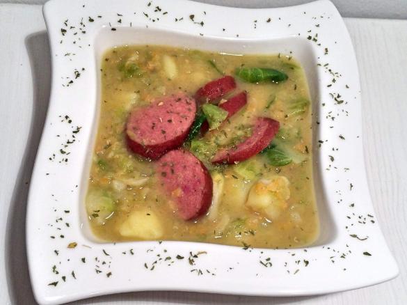 Roter Linseneintopf mit Cabanossi