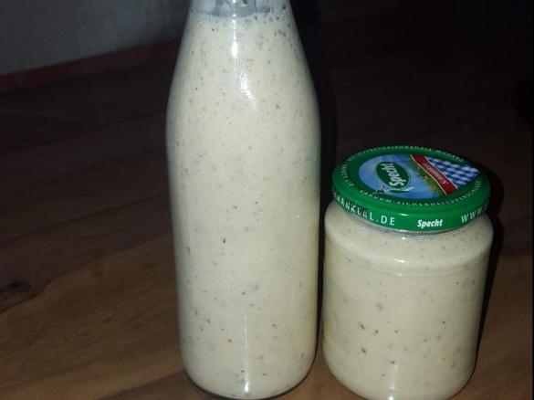 Joghurt-Salat-Soße mit Estragonsenf