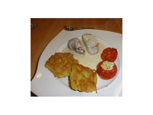 gefülltes Schweinefilet im Speckmantel mit Rösti und Backtomaten