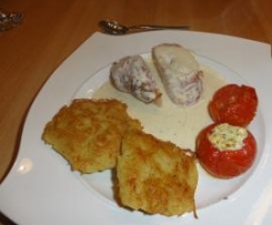 gefülltes Schweinefilet im Speckmantel mit Rösti und Backtomaten