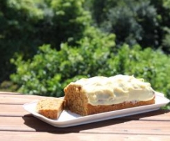 Moehren Walnuss Kuchen mit Frischkaese Guss