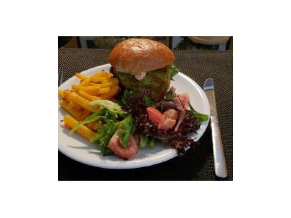 Falafel-Burger mit Karotten-Zaziki