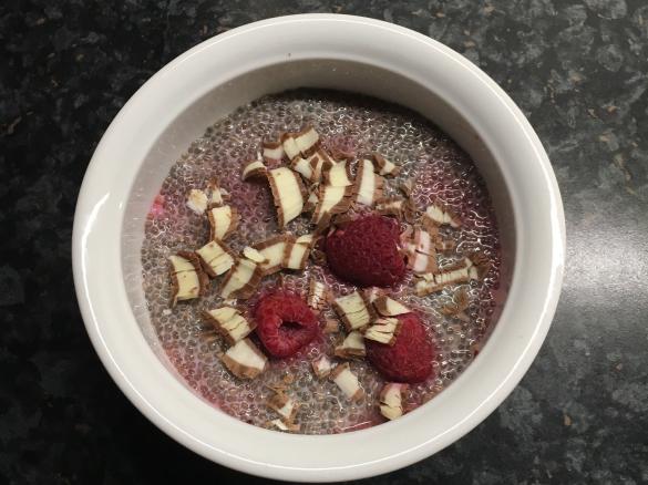 Chiapudding mit Himbeeren