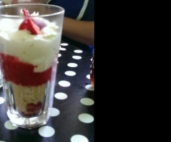 WeißeQuark Mousse mit Erdbeeren und Löffelbiskuit