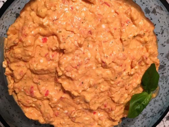 Feinkostcreme mit Feta und Paprika