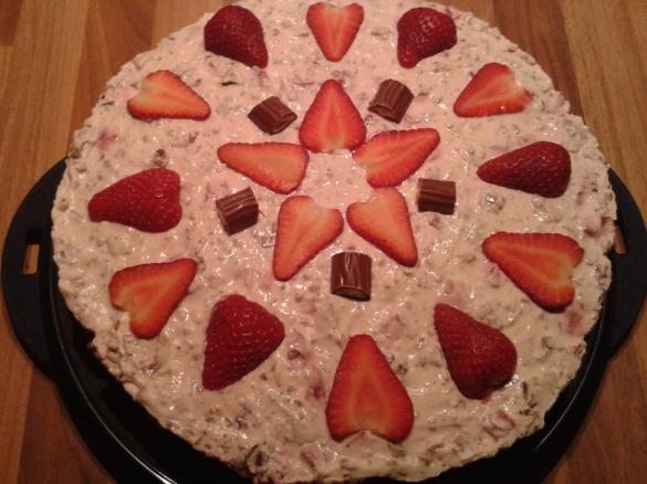 Torte mit Erdbeeren und Schokolade