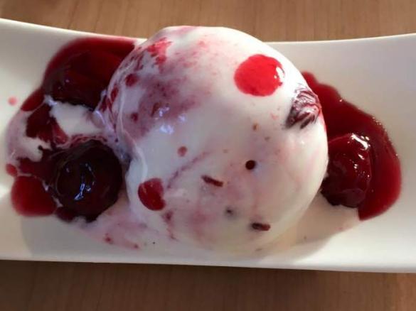 Sauerrahm Eis mit Amarena Kirschen