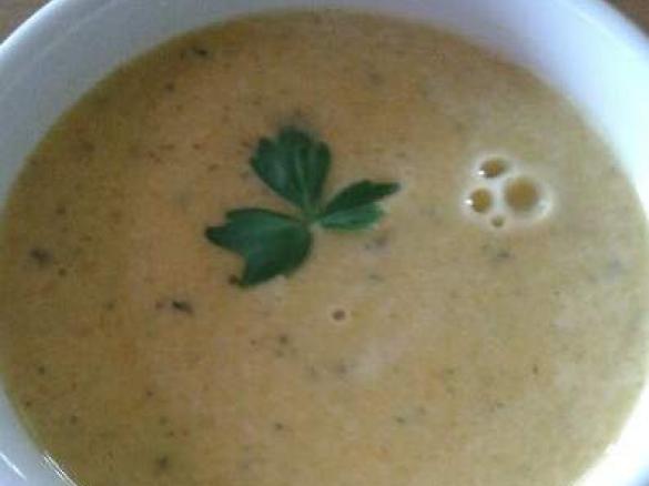 Karrotten-Zucchini-Ingwer-Suppe mit Kräuterfrischkäse