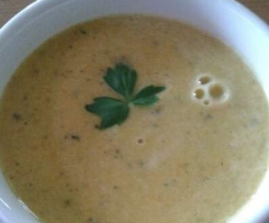 Karrotten-Zucchini-Ingwer-Suppe mit Kräuterfrischkäse