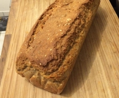 Vollwertbrot mit Dinkel, Weizen, Sonnenblumenkernen und Chia Samen