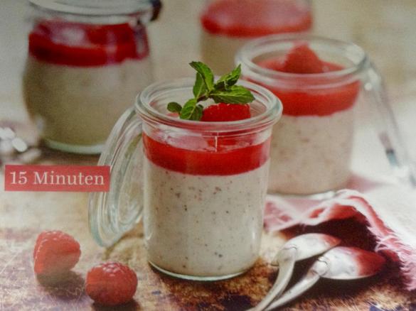 Mandelcreme mit Himbeerspiegel