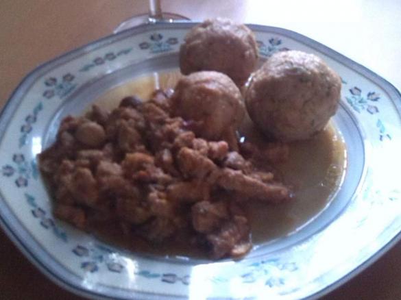 Semmelknödel mit Schweinegullasch und Champignons