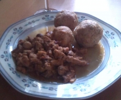 Semmelknödel mit Schweinegullasch und Champignons
