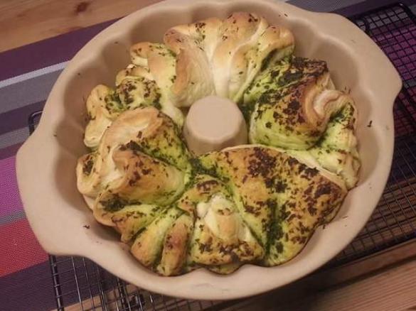 Variation von Kräuterfaltenbrot mit Bärlauchpesto 