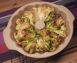 Variation von Kräuterfaltenbrot mit Bärlauchpesto 