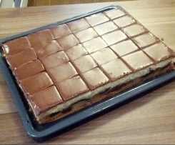 Donauwelle mit Puddingcreme und Schokoguss