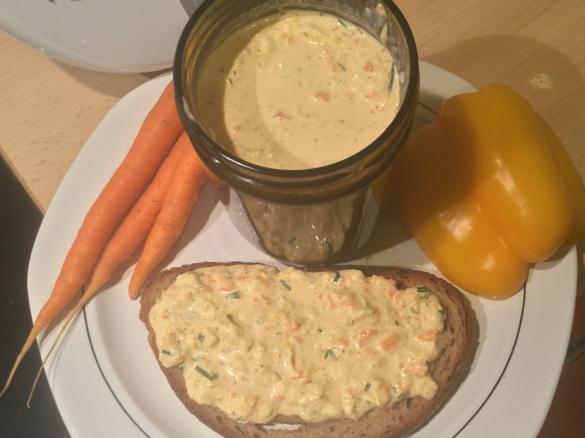 Brotaufstrich Obazda mit Kräutern und Gemüse