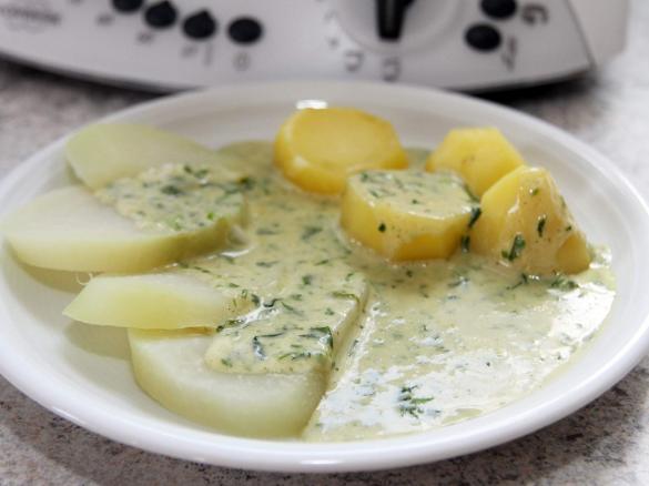 Kohlrabi-Scheiben mit Bärlauch-Soße und Kartoffeln 