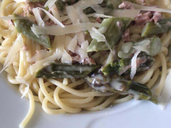 Spaghetti mit Sahnesauce und grünem Spargel, Schinken und Parmesan