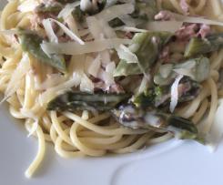 Spaghetti mit Sahnesauce und grünem Spargel, Schinken und Parmesan