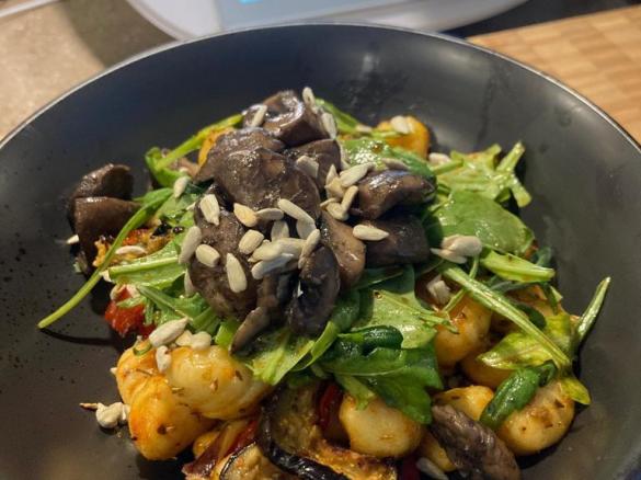 Gnoccipfanne mit mediterranen Antipasti Gemüse, Balsamico-Pilzen und Rucola (VEGAN)