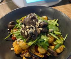 Gnoccipfanne mit mediterranen Antipasti Gemüse, Balsamico-Pilzen und Rucola (VEGAN)