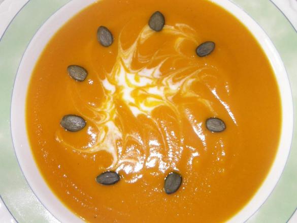 Variation von Kürbis-Suppe mit Kokosmilch