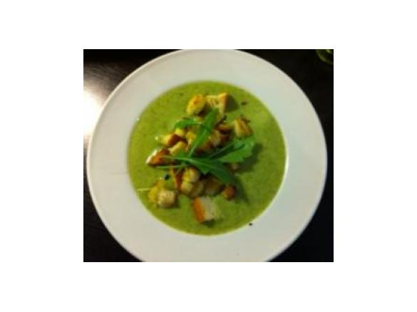 Grünes Knoblauch-Gemüsesüppchen mit Croutons