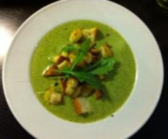 Grünes Knoblauch-Gemüsesüppchen mit Croutons