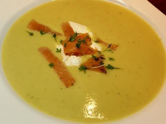 Kohlrabi-Cremesuppe mit Creme fraiche und Räucherlachs