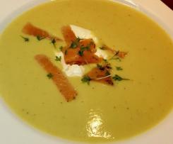 Kohlrabi-Cremesuppe mit Creme fraiche und Räucherlachs