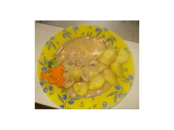 Marenierte Hänchenbrust m. Zwiebelsauce, Gemüse und Kartoffeln