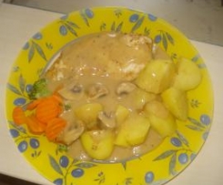 Marenierte Hänchenbrust m. Zwiebelsauce, Gemüse und Kartoffeln