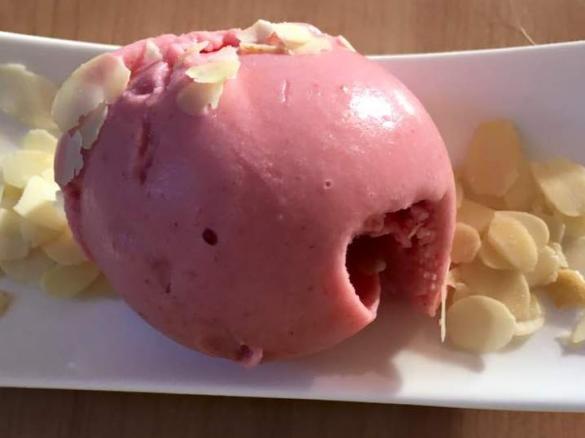 Cremiges Erdbeereis-auch gefroren noch portionierbar