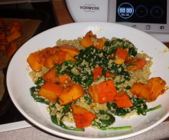Warmer Quinoa-Spinat-Salat mit gebackenem Hokkaido-Kürbis (vegan, glutenfrei, laktosefrei, gesund, lecker)