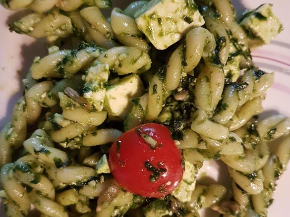 Bärlauch Nudelsalat mit Feta