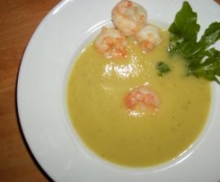 Leichte Zucchinisuppe mit Garnelen