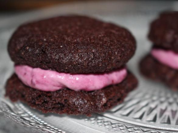 Brownie-Macarons mit Beerencreme