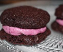 Brownie-Macarons mit Beerencreme