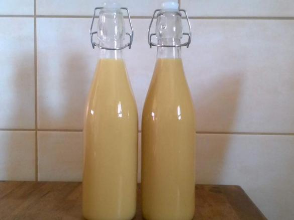 Variation von Mangolikör