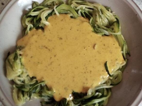 Zucchnispaghetti mit Frischkäsesauce