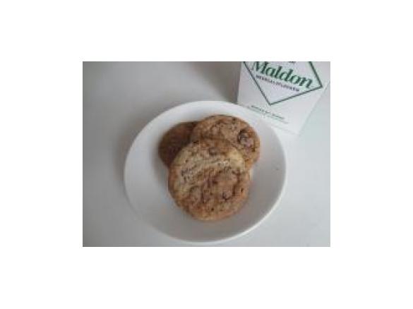 Schoko-Walnuss-Sandplätzchen mit Meersalzflocken (Chocolate-Walnut-Melts with Sea Salt Flakes)