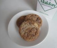 Schoko-Walnuss-Sandplätzchen mit Meersalzflocken (Chocolate-Walnut-Melts with Sea Salt Flakes)