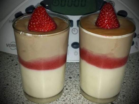 Weiße und Brauner Milkapudding mit Erdbeertraum