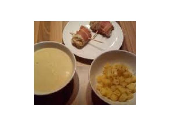 Putenrouladen im Speckmantel mit Gemüse in Weißweinsoße